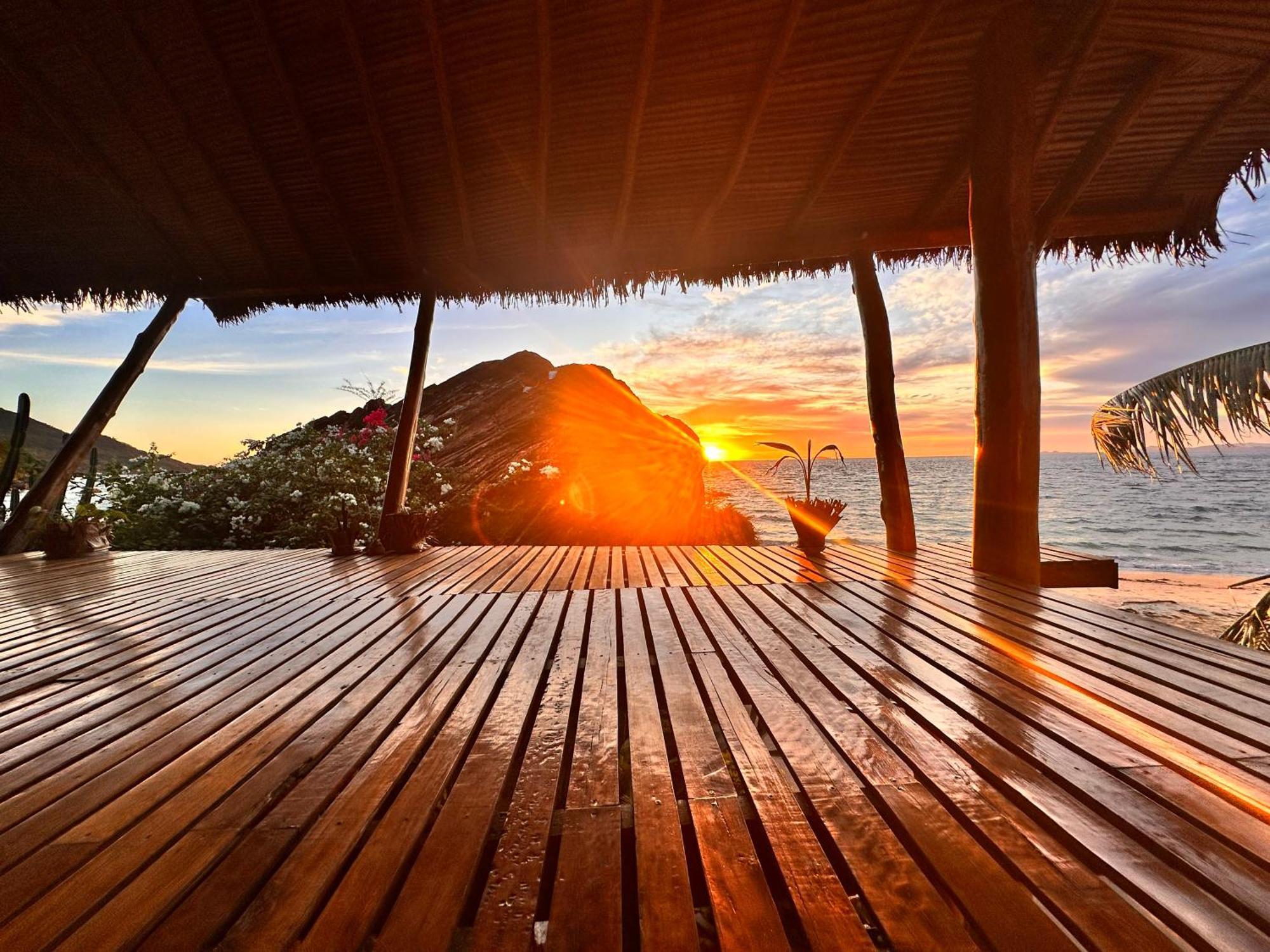 Shambala Madagascar: Beachfront Lodge And Adventures Ambolobozo Bagian luar foto