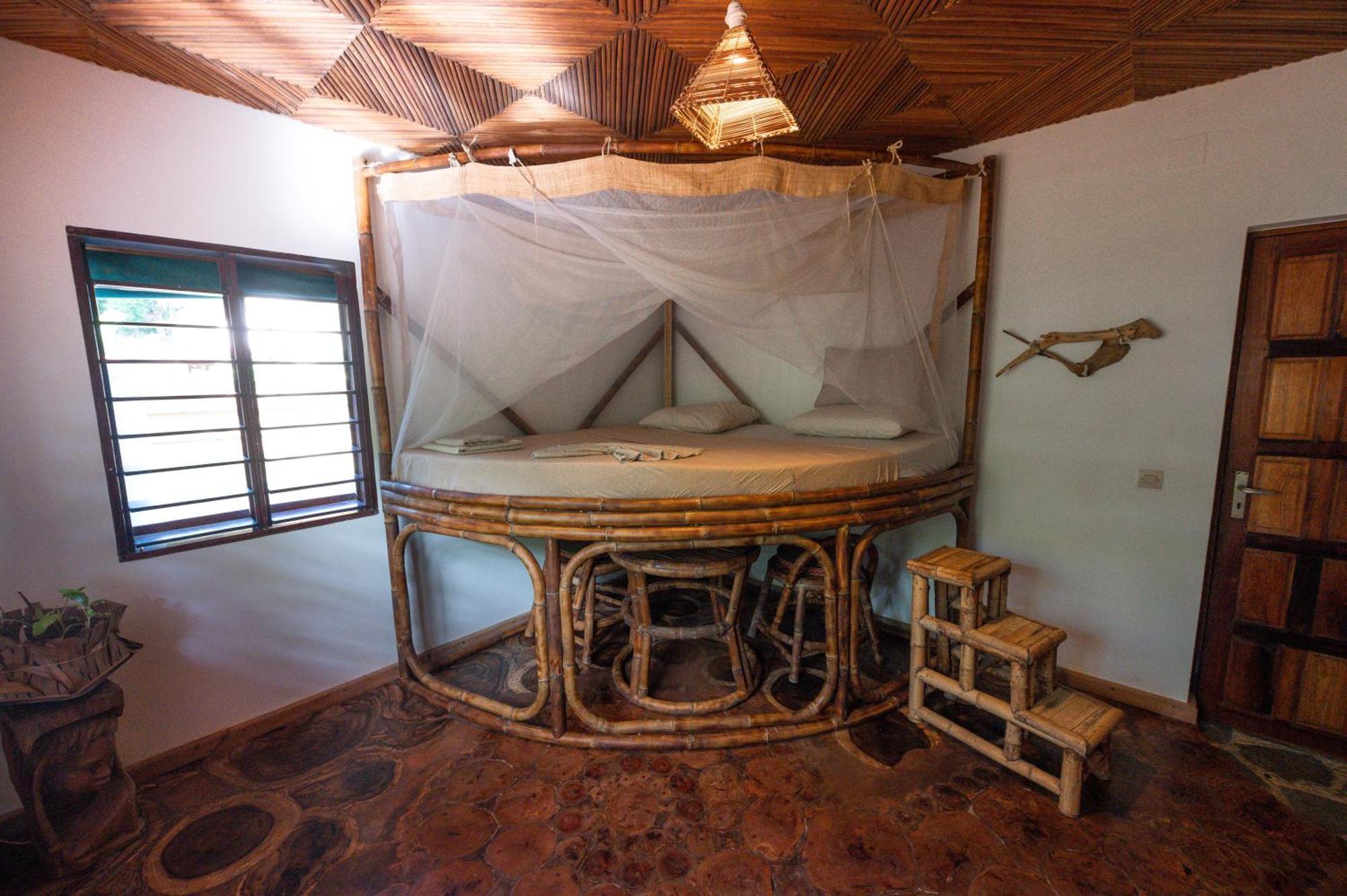 Shambala Madagascar: Beachfront Lodge And Adventures Ambolobozo Bagian luar foto