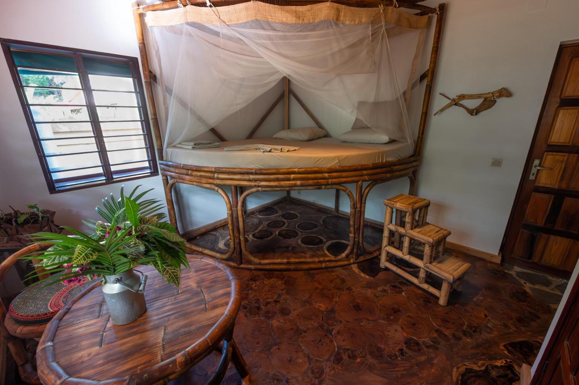 Shambala Madagascar: Beachfront Lodge And Adventures Ambolobozo Bagian luar foto